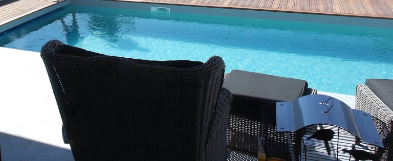 Bouwkundig zwembad bekleed met folie