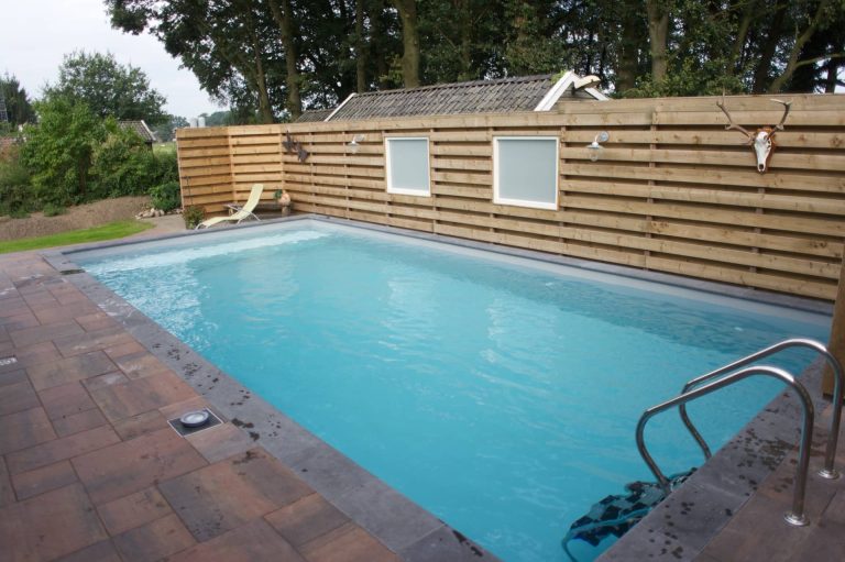Bouwkundig zwembad bekleed met folie