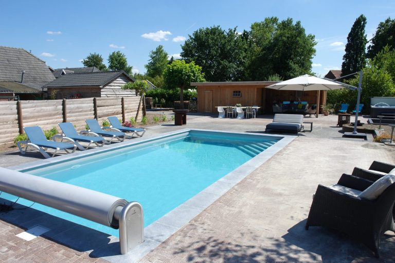 Wellness tuin in Ulft met zwembad, spa en sauna met solarium
