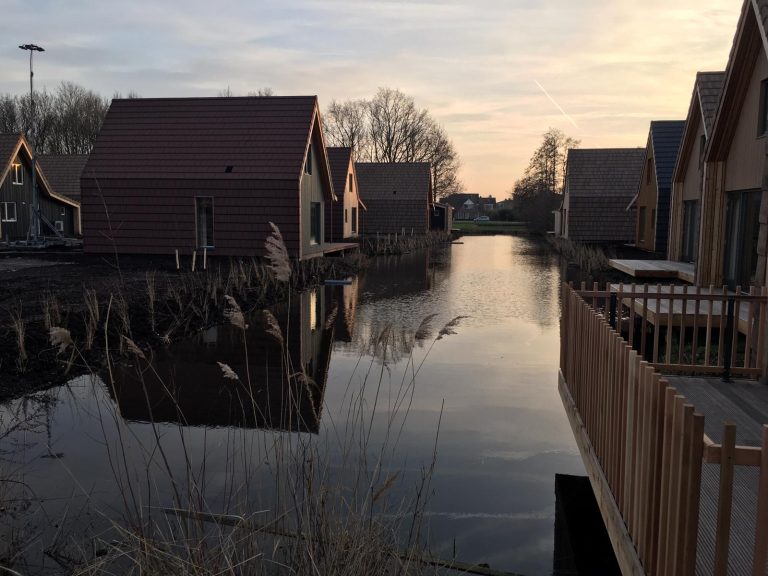 Saunacabines met solarium of met sunshowers in de douche op Landal De Reeuwijkse Plassen in Reeuwijk