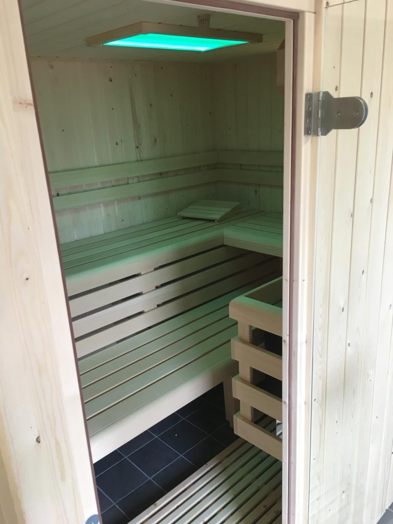 Sauna en hottub in de Heurne