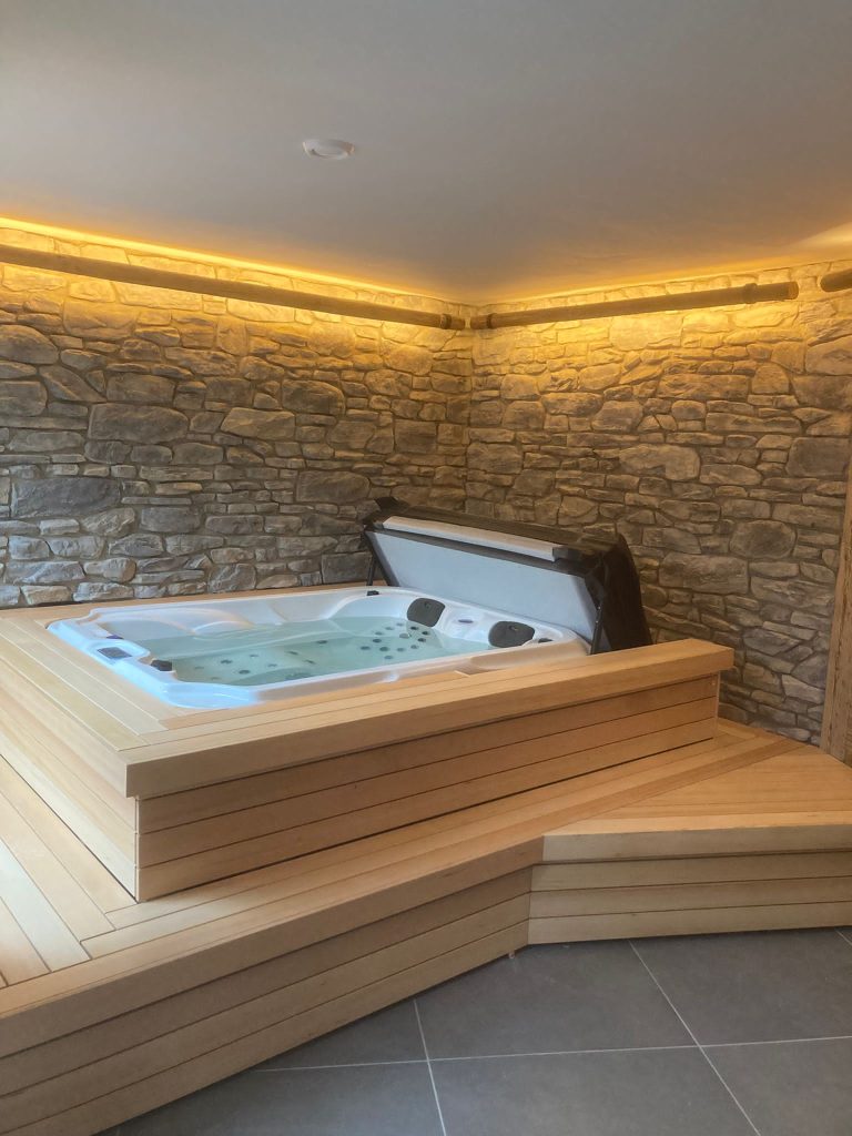 Houten bordes opmaat gemaakt om bestaande spa