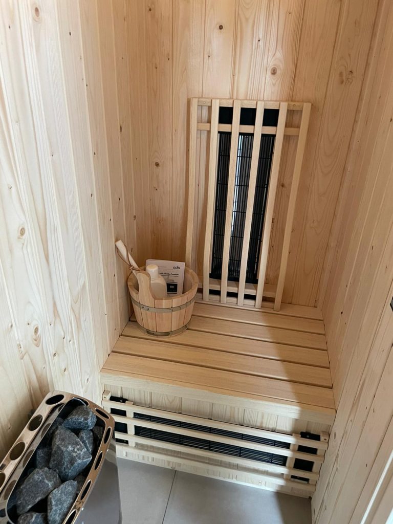 Maatwerk infraroodcabine met sauna kachel op Terschelling