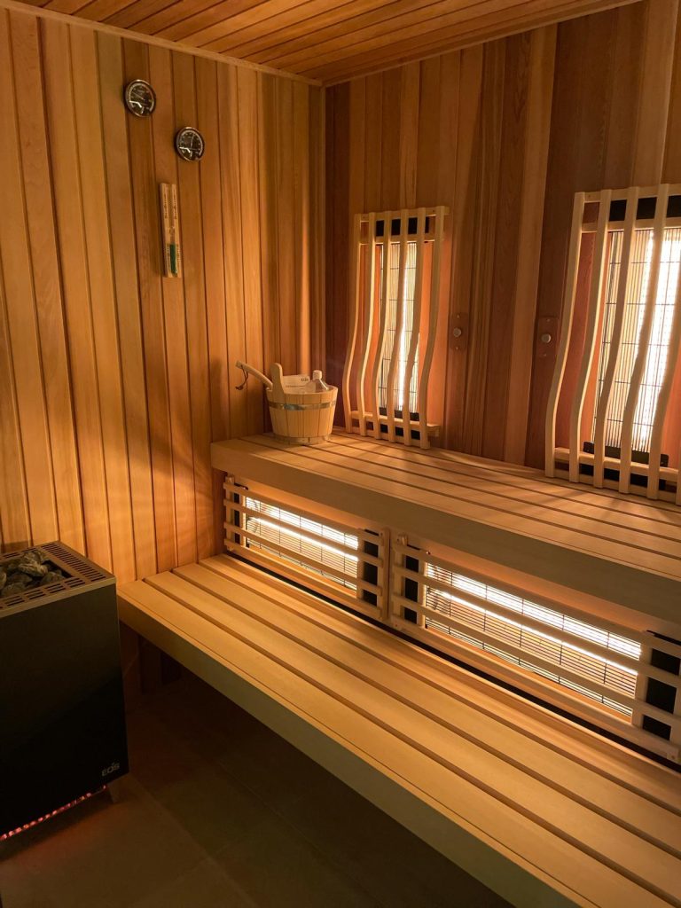 Maatwerk sauna met infrarood in kerk in Utrecht