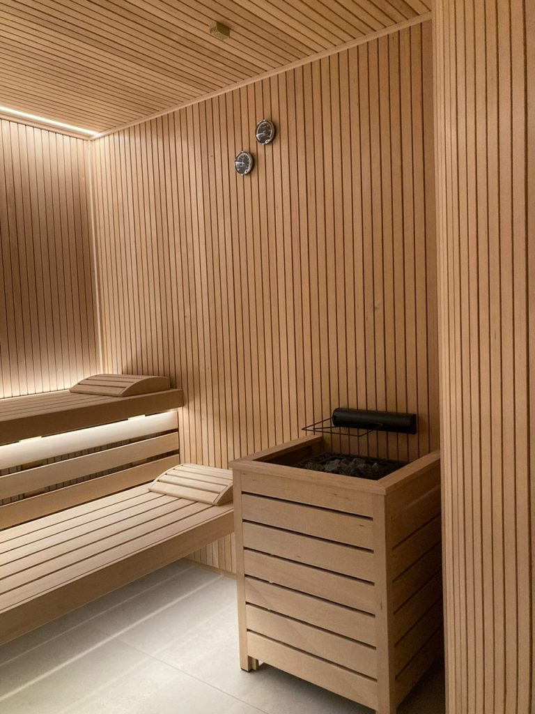 Bouwkundige sauna en stoomcabine en een sunshower in Saalbach-Hinterglemm in Oostenrijk